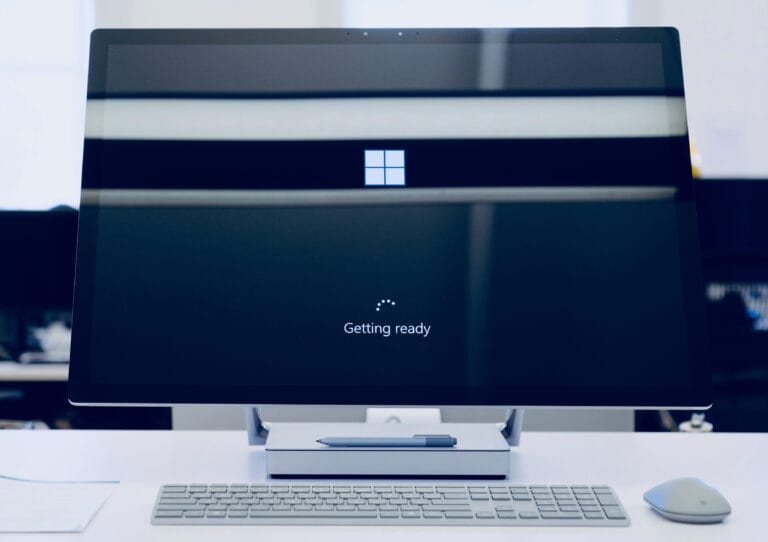 Un écran d'ordinateur avec une fenêtre soutenue par un bureau.